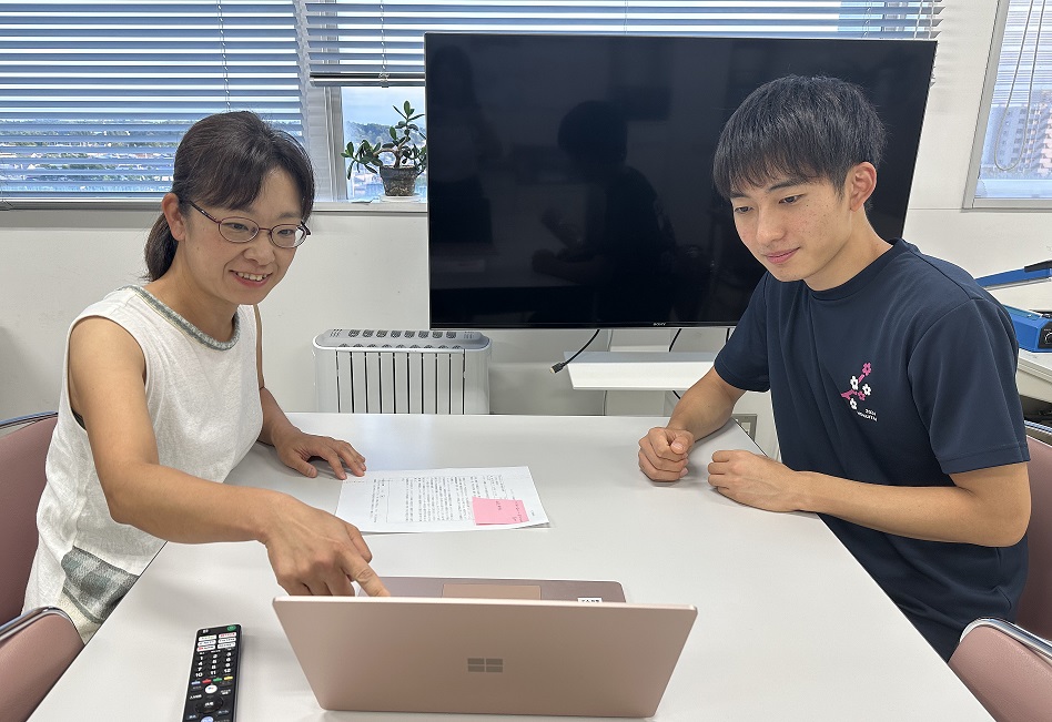 佐藤先生と学生さんが研究内容についてディスカッションしている様子