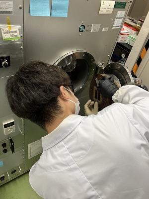 図4　研究補助員による実験補助の様子