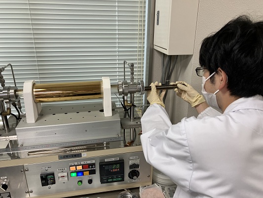 図4　研究補助員による実験補助の様子